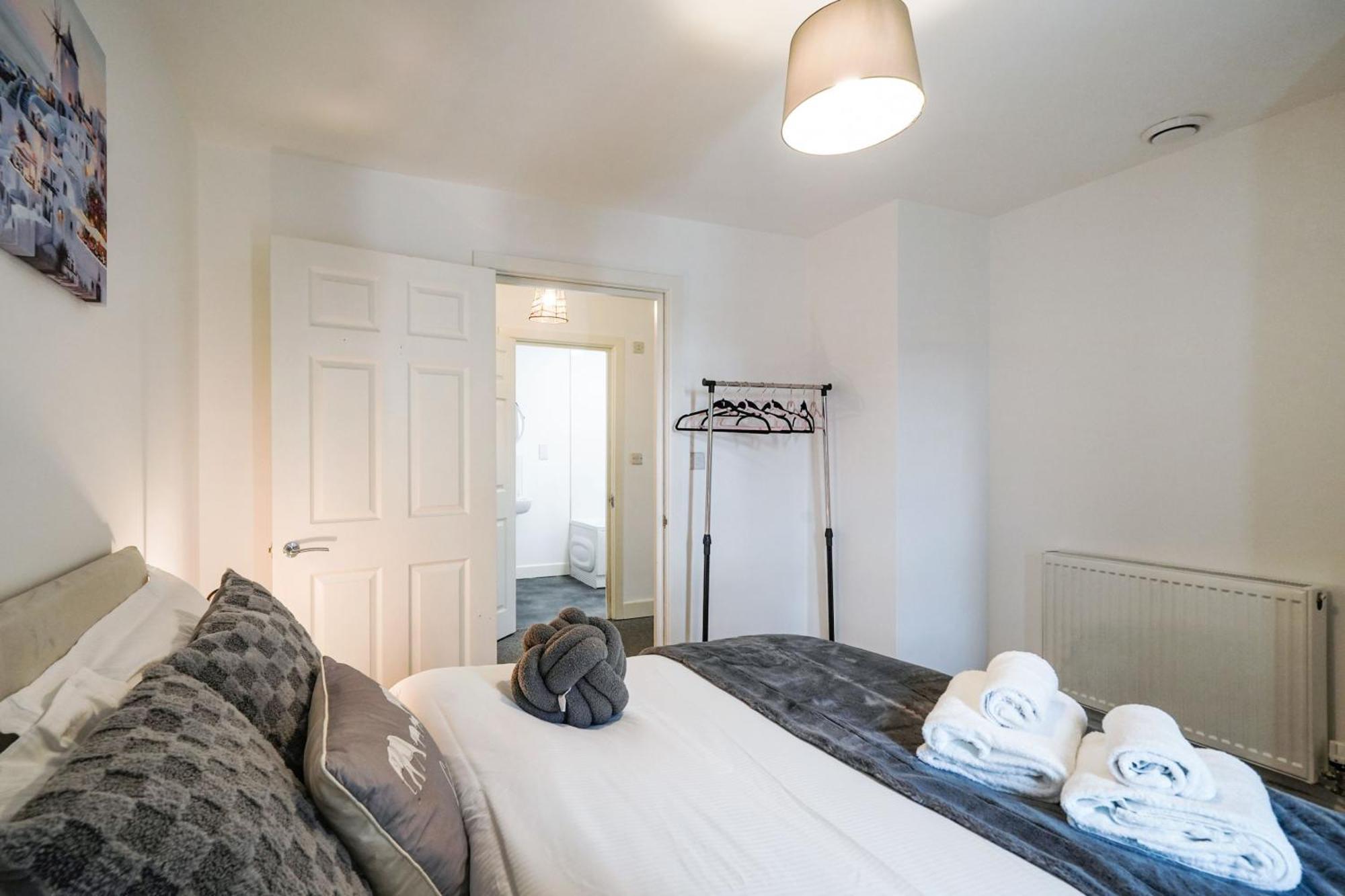 One And Two Bed Apartments Slough Near Heathrow Colnbrook Exterior foto