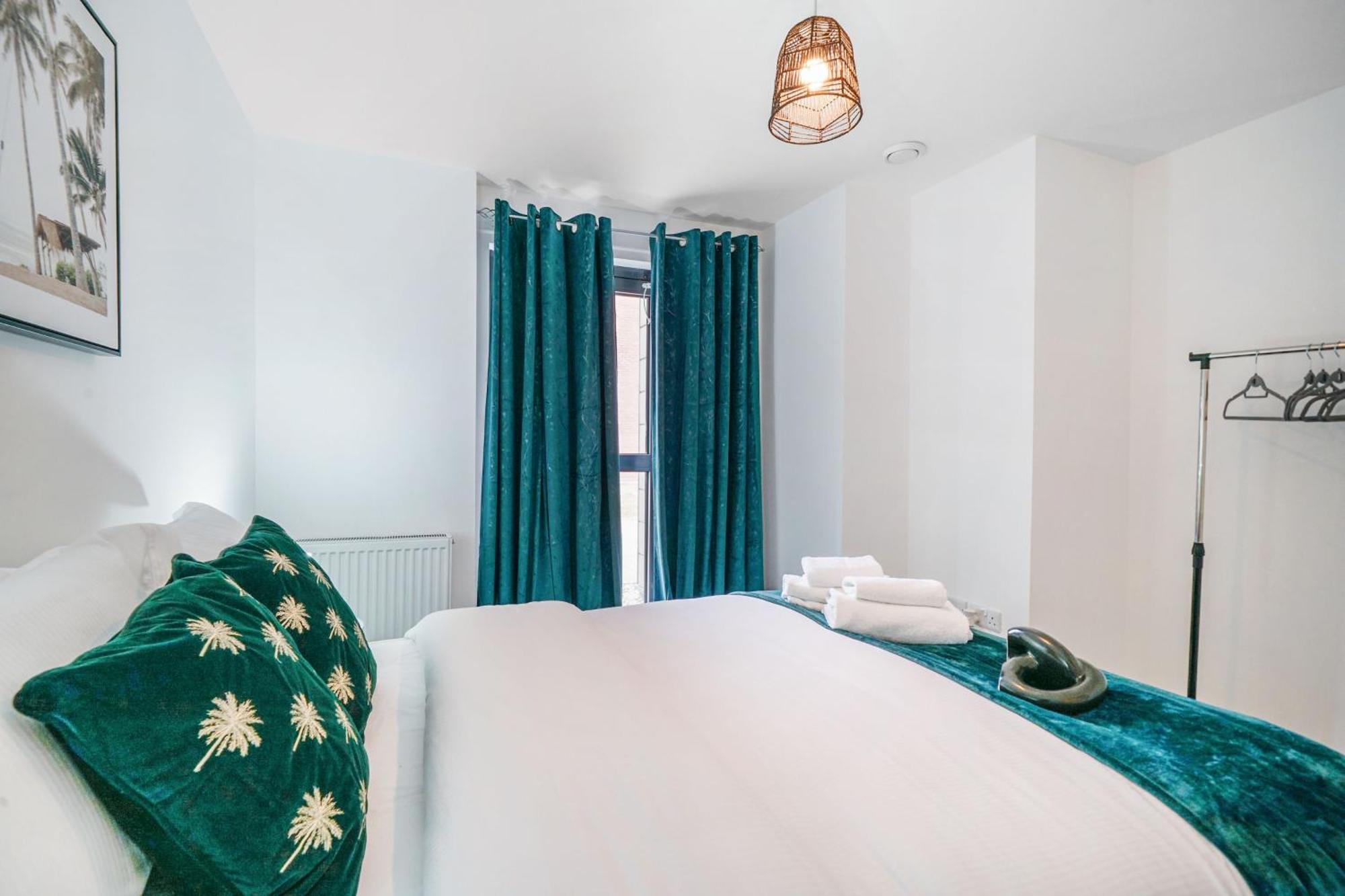 One And Two Bed Apartments Slough Near Heathrow Colnbrook Exterior foto