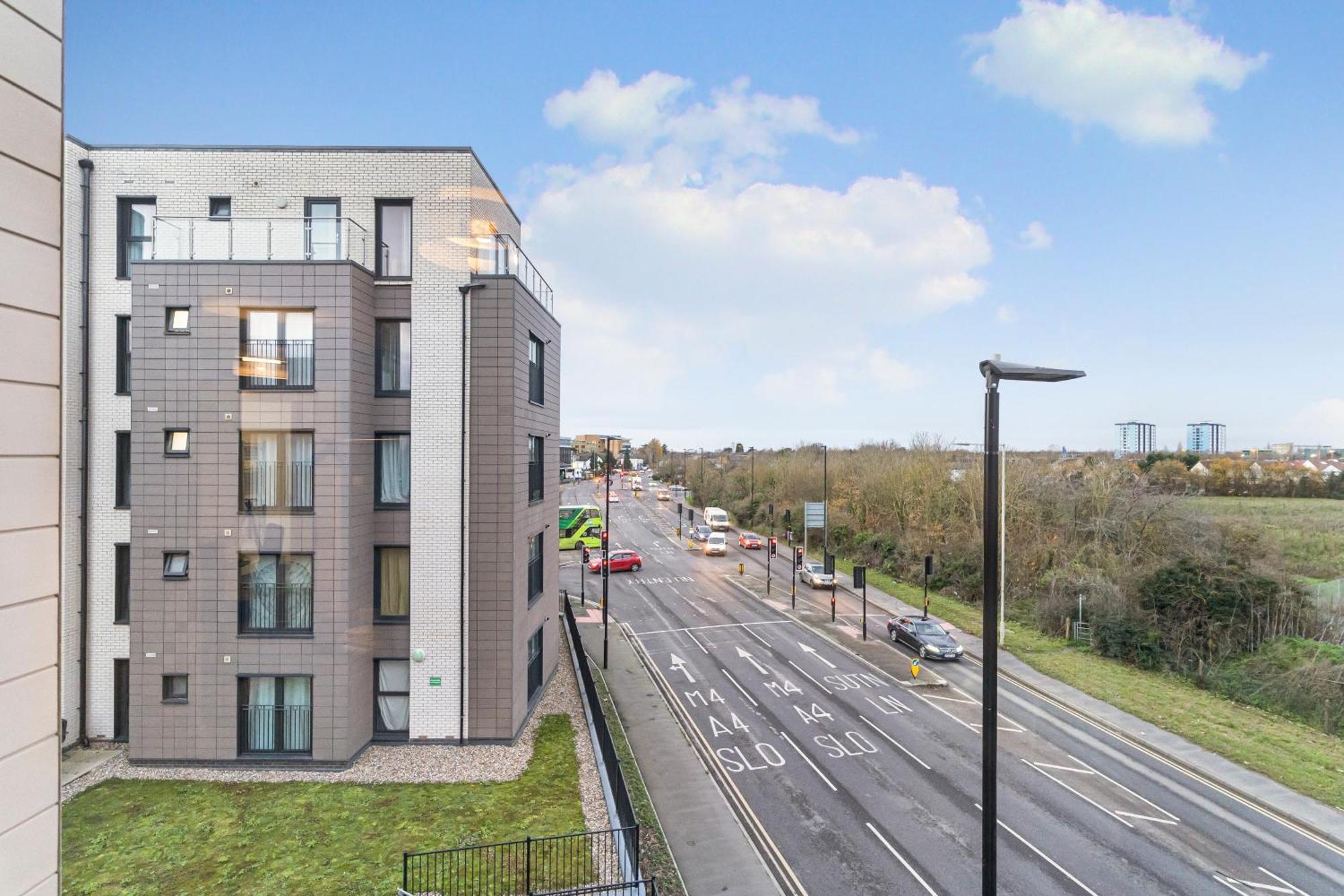 One And Two Bed Apartments Slough Near Heathrow Colnbrook Exterior foto
